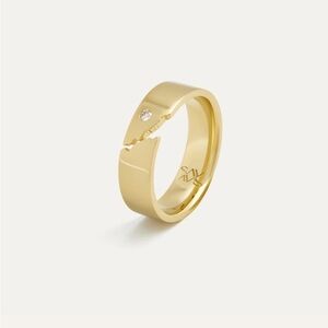 Elegant Gold Ring with Diamond Accent